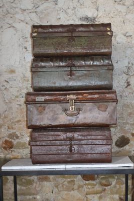 plusieurs valises empilées les unes sur les autres sur une table