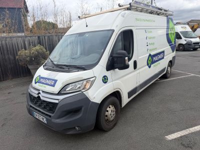 une camionnette blanche garée dans un parking