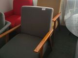 deux chaises et une table dans le coin d'une pièce