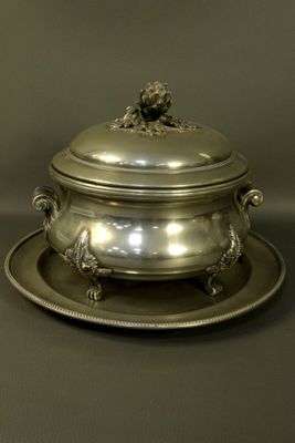 un plat ancien en argent, muni d'un couvercle et d'un bol posé dessus