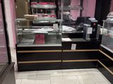 une photo d'une boulangerie avec un comptoir et une vitrine