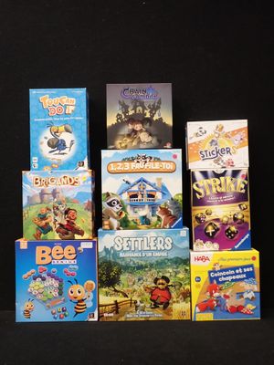 de nombreux DVD pour enfants sur fond noir