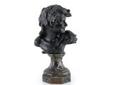 un buste antique en bronze représentant une femme, posé sur un socle en marbre
