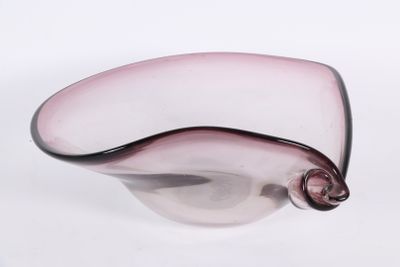 un bol en verre rose et noir posé sur une surface blanche