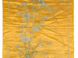 une soie jaune brodée d'un oiseau et de fleurs