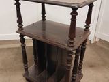 une vieille table en bois sur laquelle est posé un porte-revues