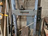 une machine qui trône au milieu d'un tas de ferraille