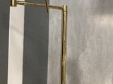 une lampe posée sur une table dans une pièce
