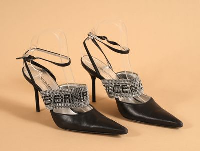 chaussures noires à talons hauts, ornées de cristaux au niveau de la cheville et dotées d'une bride à la cheville
