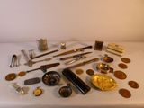 une table sur laquelle se trouvent de nombreux objets différents
