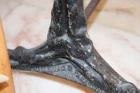 Charlionais et Panassier à Lyon Table bistrot avec un piètem… (photo 3)