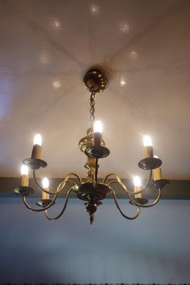 un lustre à cinq lumières suspendu au plafond