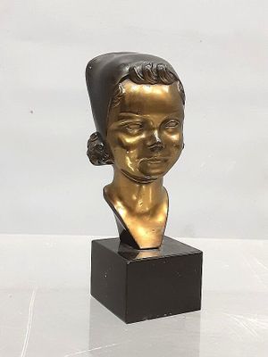 buste en bronze d'une femme coiffée d'un chapeau, posé sur un socle en marbre