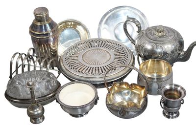 Ensemble en métal argenté comprenant RECHAUD, SHAKER, PIQUE-… - Photo 1