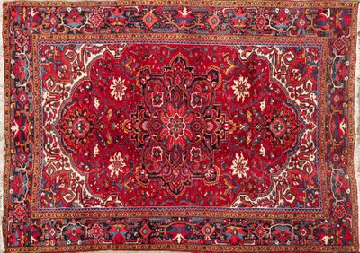 un tapis persan ancien aux couleurs rouges et bleues