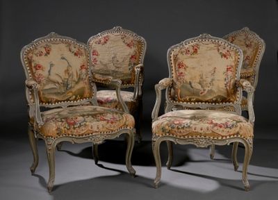 paire de fauteuils de style Louis XV avec assises rembourrées à motifs floraux