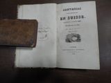 un vieux livre posé sur une table, avec un marque-page