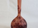 un vase posé sur une surface blanche