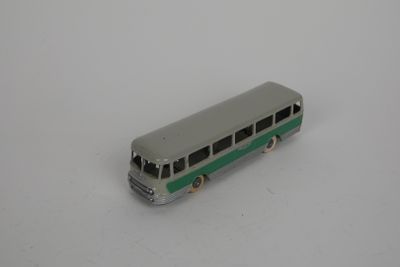 un petit bus posé sur une surface blanche