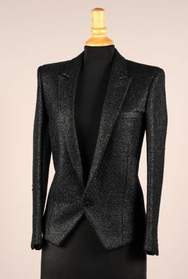un costume noir sur un mannequin, un mannequin, un mannequin, un mannequin, un mannequin, un mannequin, un mannequin, un mannequin, un mannequin