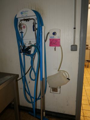 un tuyau bleu fixé au mur à côté d'un évier