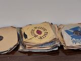 trois disques empilés les uns sur les autres sur une table