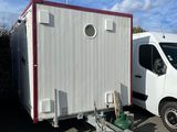 une camionnette blanche garée à côté d'une camionnette blanche