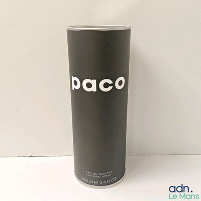une tasse noire sur laquelle est inscrit « paco », posée sur une table