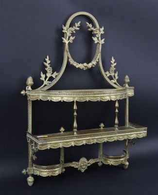 une étagère ancienne en laiton surmontée d'un miroir