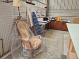 une chaise emballée dans du plastique, dans une pièce