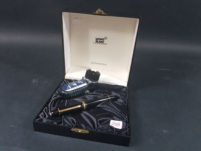 une boîte noire contenant un stylo et un briquet