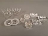 un grand nombre d'objets en verre posés sur une table
