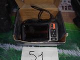 une radio posée dans une boîte sur une table