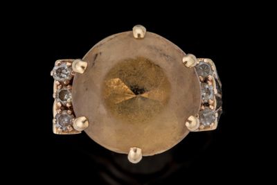une image montrant un gros plan d'une bague en or sertie de diamants