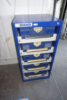 une armoire à outils bleue dotée de nombreux tiroirs