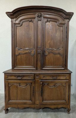 un vieux meuble en bois avec deux portes et un tiroir en dessous