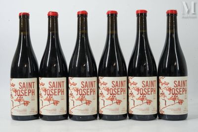 six bouteilles de vin sont alignées sur une table