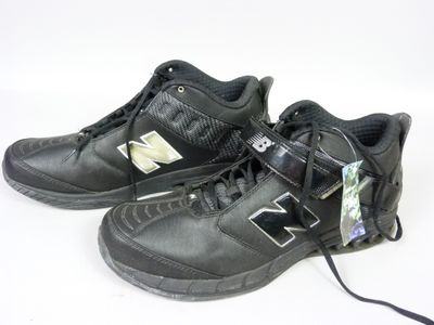 une paire de chaussures New Balance posées sur une surface blanche