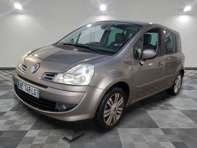 la petite voiture argentée est garée dans le garage sur un sol en damier