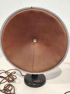une lampe marron posée sur une table