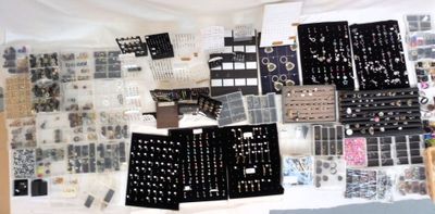 une table sur laquelle sont posés tout un tas d'appareils électroniques