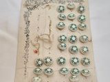 tout un tas de boutons dessinés sur une feuille de papier