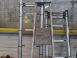 une échelle posée devant une fenêtre
