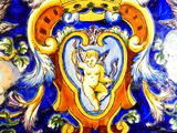 une photo d'un carreau bleu et jaune sur lequel figure un Cupidon