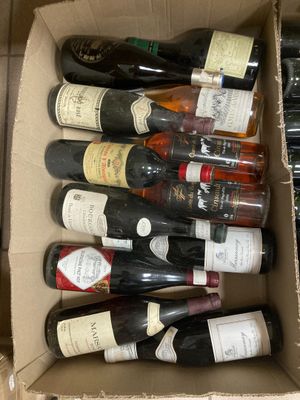 plusieurs bouteilles de vin dans une caisse sur la table