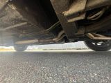 un gros plan sur le tuyau d'échappement et le silencieux d'une voiture