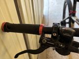 Gros plan sur le guidon d'un vélo