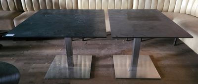 Deux tables de bistrot à quatre couverts, plateau finition t…