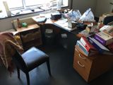 une chaise placée devant un bureau sur lequel se trouvent de nombreuses boîtes