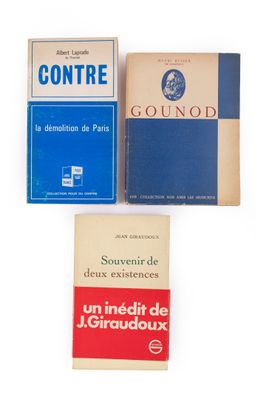 trois livres superposés sur une surface blanche